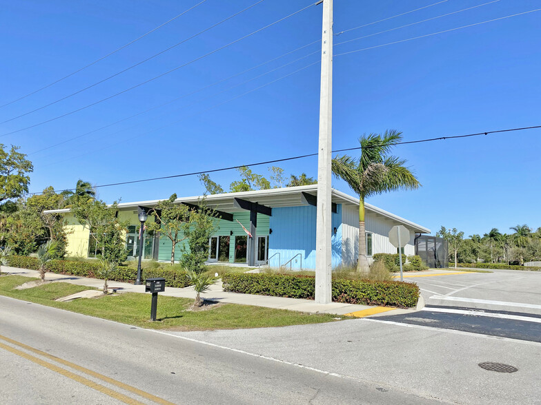 6051 Bayshore Dr, Naples, FL en alquiler - Foto del edificio - Imagen 2 de 4