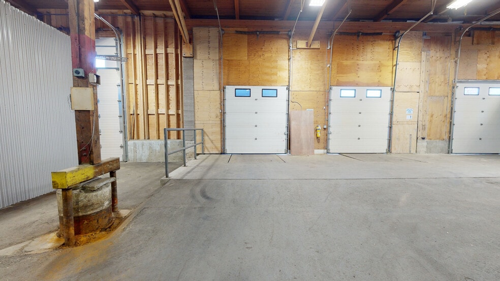 12140-12160 103A Av, Surrey, BC en alquiler - Matterport 3D Scan - Imagen 3 de 24