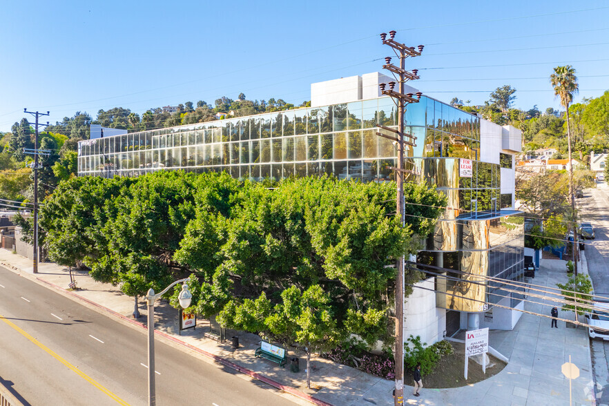 3151 Cahuenga Blvd W, Los Angeles, CA en alquiler - Foto del edificio - Imagen 2 de 6