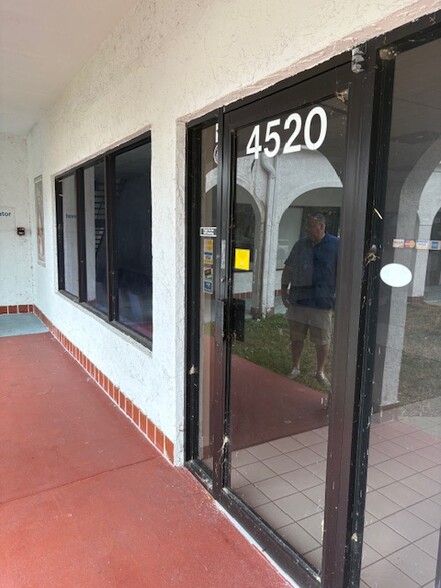 4500 Commercial Way, Spring Hill, FL en alquiler - Foto principal - Imagen 1 de 33