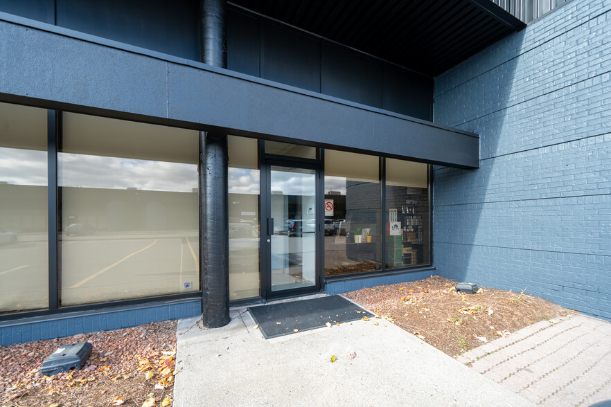 445 Milner Ave, Toronto, ON en venta - Foto del edificio - Imagen 3 de 17