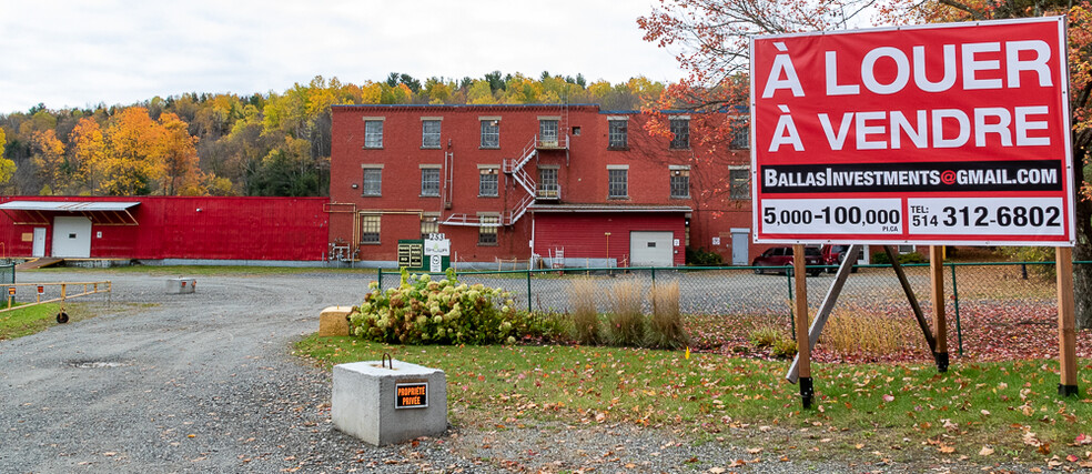 253 Rue Michaud, Coaticook, QC en alquiler - Foto del edificio - Imagen 1 de 19