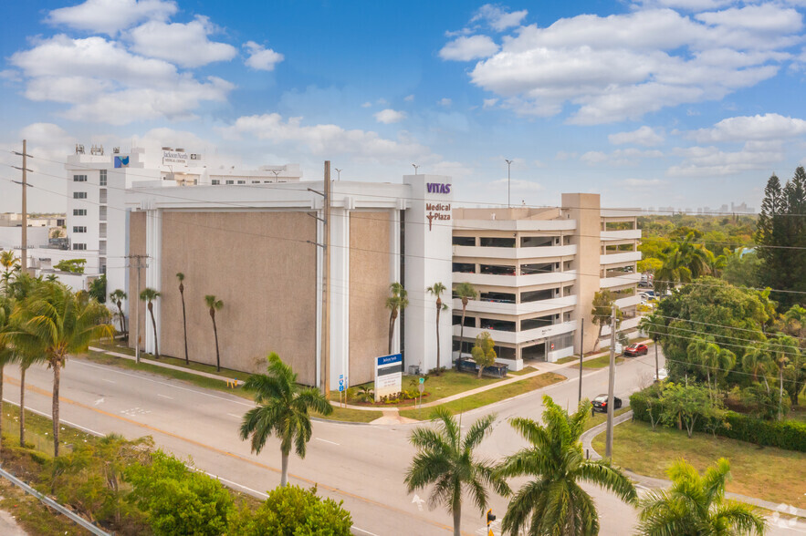 100 NW 170th St, North Miami Beach, FL en alquiler - Foto del edificio - Imagen 3 de 17