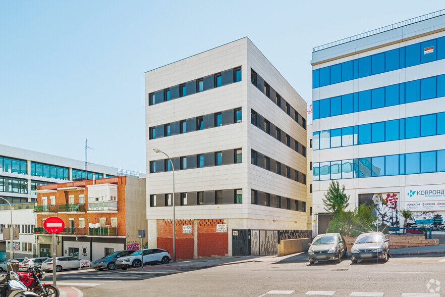 Calle Miguel Yuste, Madrid, Madrid en alquiler - Foto del edificio - Imagen 3 de 4