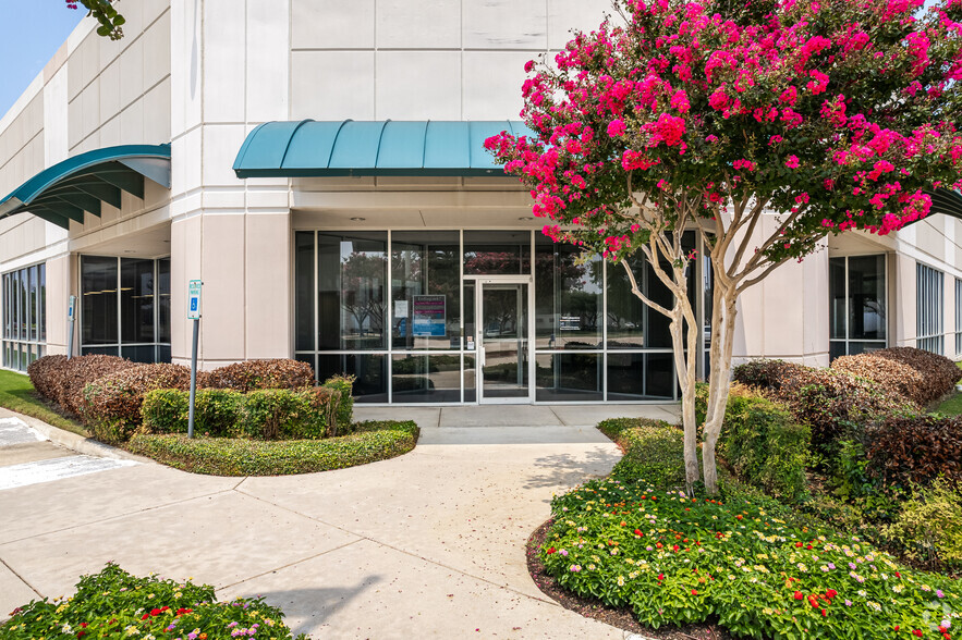 1945 Lakepointe Dr, Lewisville, TX en alquiler - Foto del edificio - Imagen 2 de 15