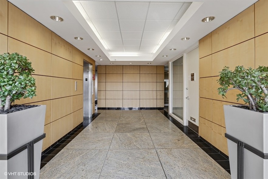 7101 N Cicero Ave, Lincolnwood, IL en alquiler - Lobby - Imagen 2 de 5