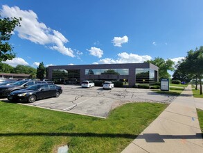 8585 W Forest Home Ave, Greenfield, WI en alquiler Foto del edificio- Imagen 1 de 7