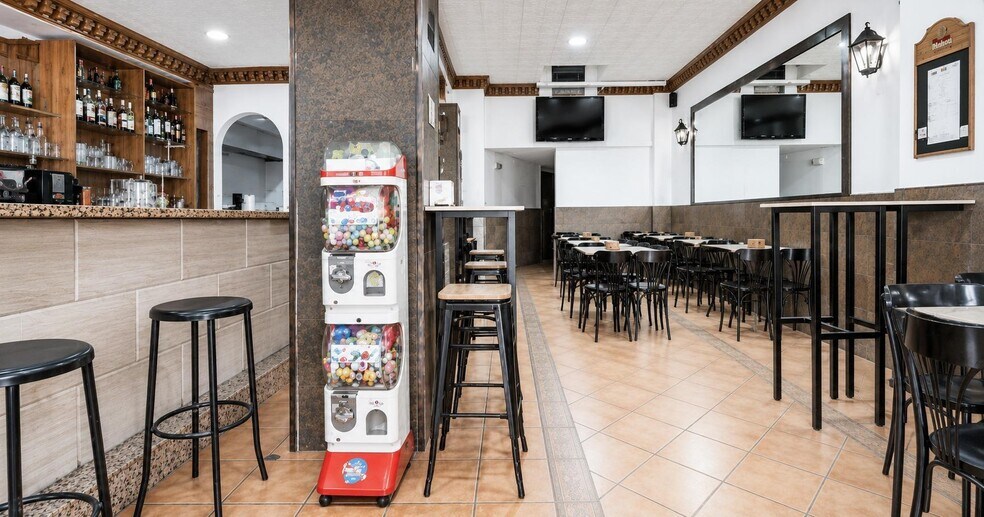 Local en La Zubia en venta - Foto del interior - Imagen 1 de 12