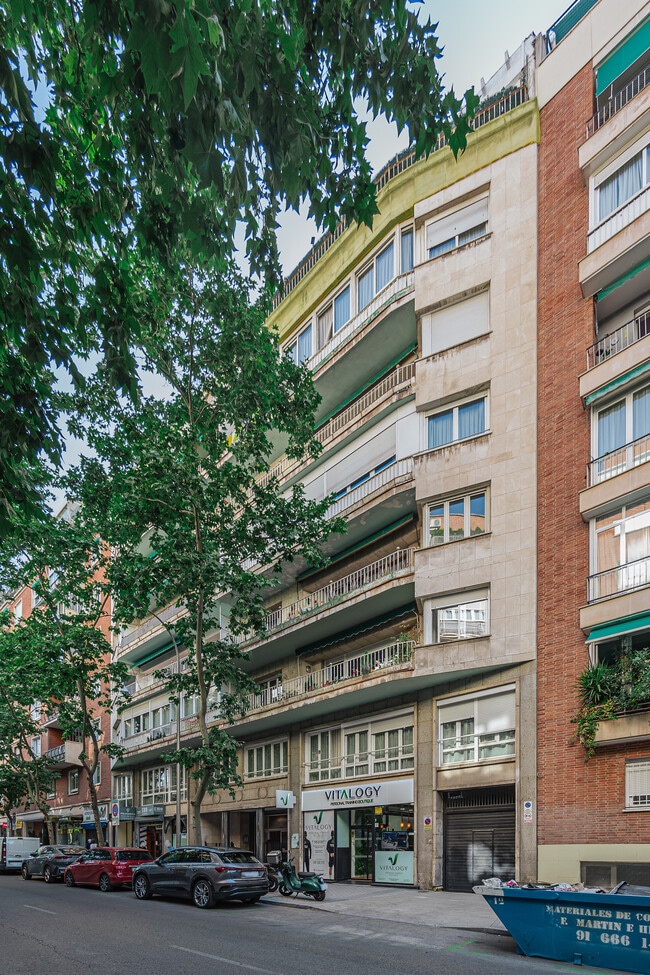 Más detalles de Calle de Edgar Neville, Madrid - Edificio residencial​ en venta