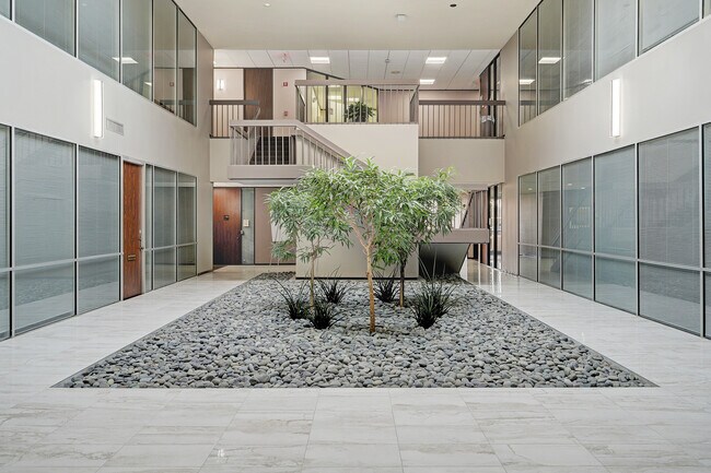 Más detalles de 450 N Sam Houston Pky E, Houston, TX - Oficina en alquiler