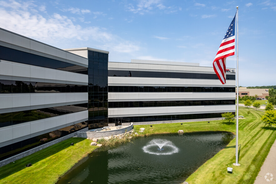 2000 E Taylor Rd, Auburn Hills, MI en alquiler - Foto del edificio - Imagen 1 de 13