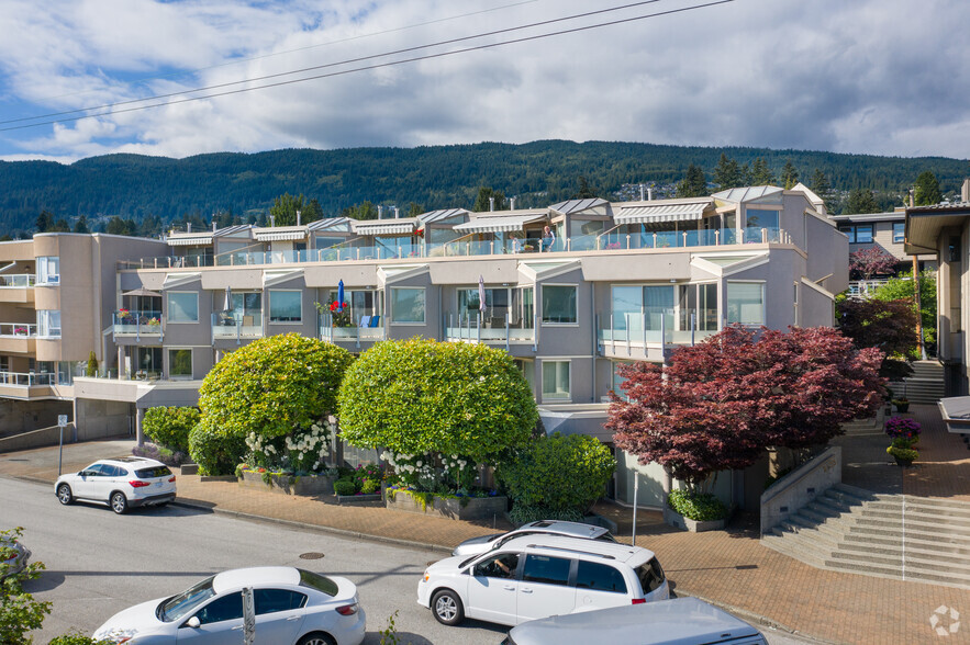 2433 Bellevue Ave, West Vancouver, BC en venta - Foto principal - Imagen 1 de 5