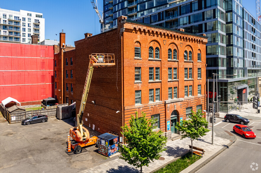 351 Boul Robert-Bourassa, Montréal, QC en alquiler - Foto del edificio - Imagen 2 de 4