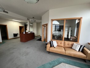 6100 W Bluemound Rd, Wauwatosa, WI en alquiler Vestíbulo- Imagen 1 de 16