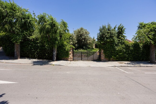 Más detalles de Plaza de la Fuente, 3, Moraleja de Enmedio - Edificio residencial​ en venta