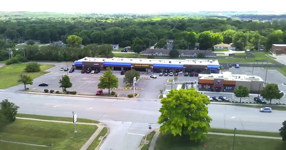 6101-6305 Main St, Grandview, MO en alquiler - Vídeo de anuncio comercial - Imagen 2 de 4