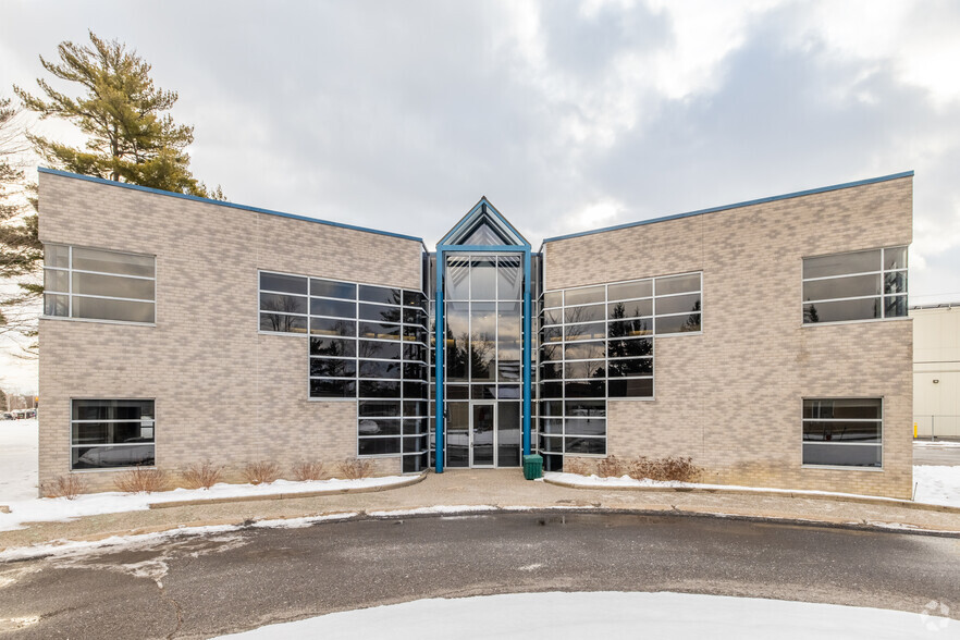 17 Auriga Dr, Ottawa, ON en alquiler - Foto del edificio - Imagen 2 de 3