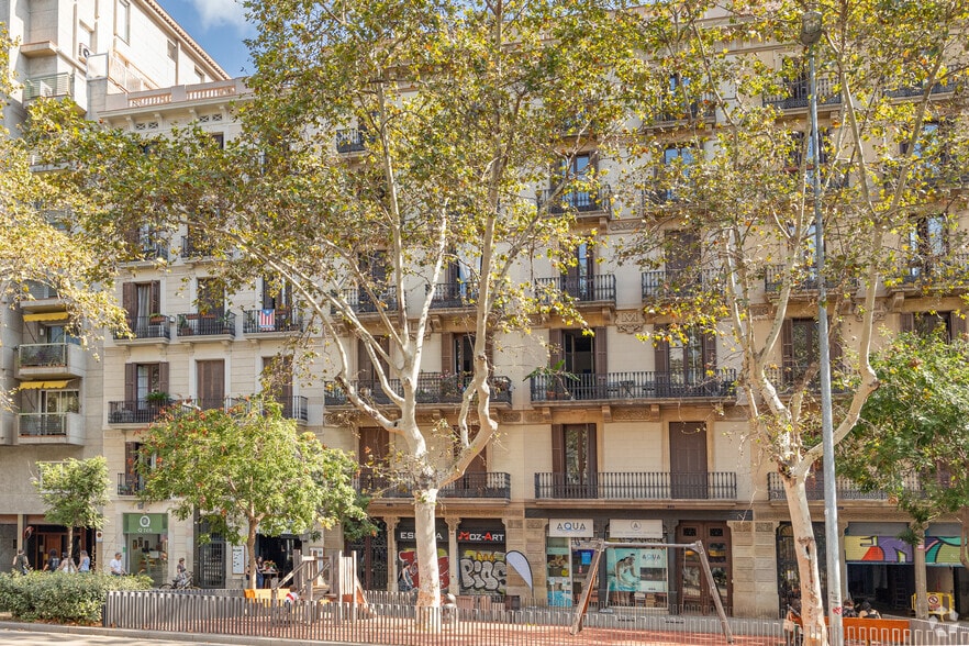 Local en Barcelona, Barcelona en alquiler - Foto del edificio - Imagen 2 de 2