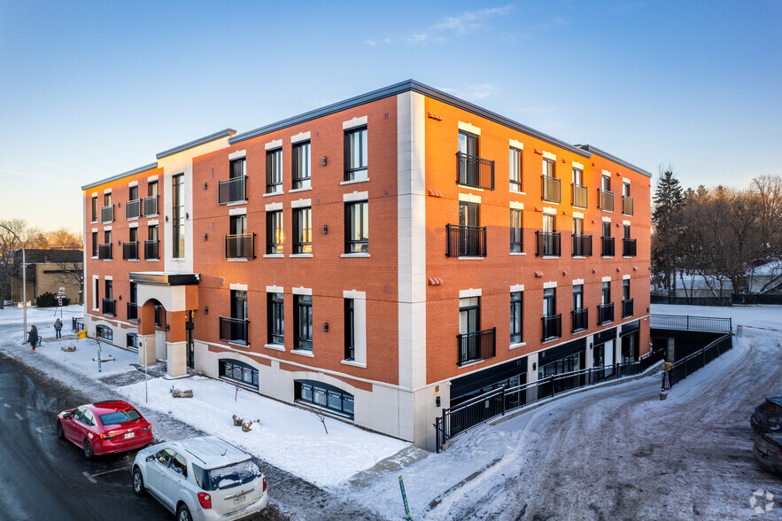 450-460 Rue Saint-Charles O, Longueuil, QC en alquiler - Foto principal - Imagen 2 de 6