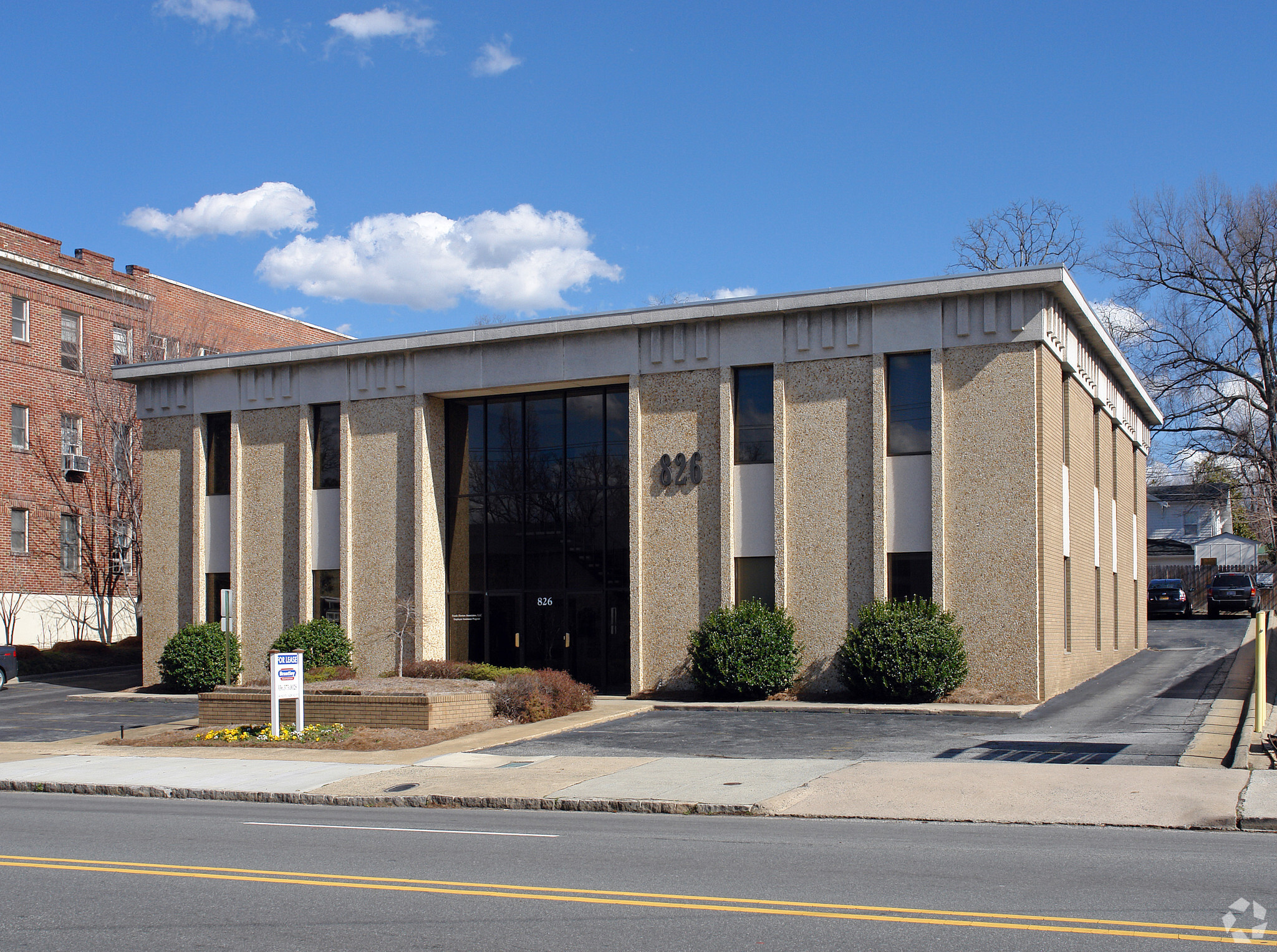 826 N Elm St, Greensboro, NC en alquiler Foto del edificio- Imagen 1 de 4