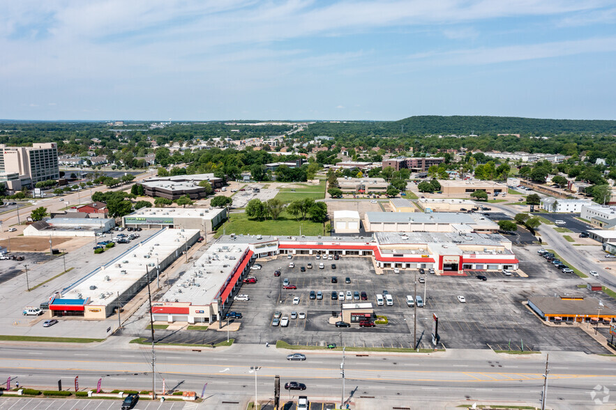 6900-6952 S Lewis Ave, Tulsa, OK en alquiler - Foto del edificio - Imagen 3 de 5