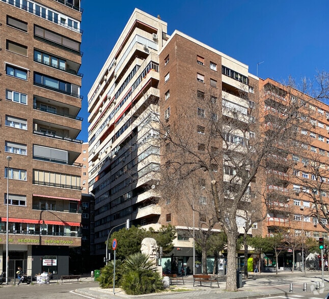 Edificio residencial en Madrid, Madrid en venta - Foto del edificio - Imagen 2 de 2