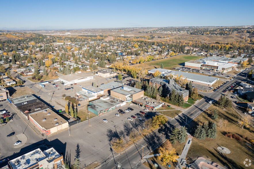 68-7930 Bowness Rd NW, Calgary, AB en alquiler - Vista aérea - Imagen 2 de 5