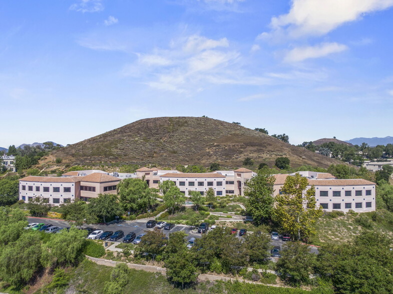 555 St Charles Dr, Thousand Oaks, CA en alquiler - Foto del edificio - Imagen 1 de 11