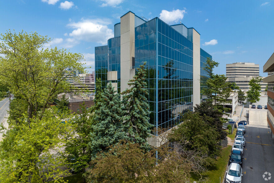 41 Valleybrook Dr, Toronto, ON en alquiler - Foto del edificio - Imagen 3 de 4