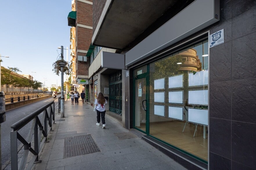 Local en Granada en venta - Foto del edificio - Imagen 2 de 15