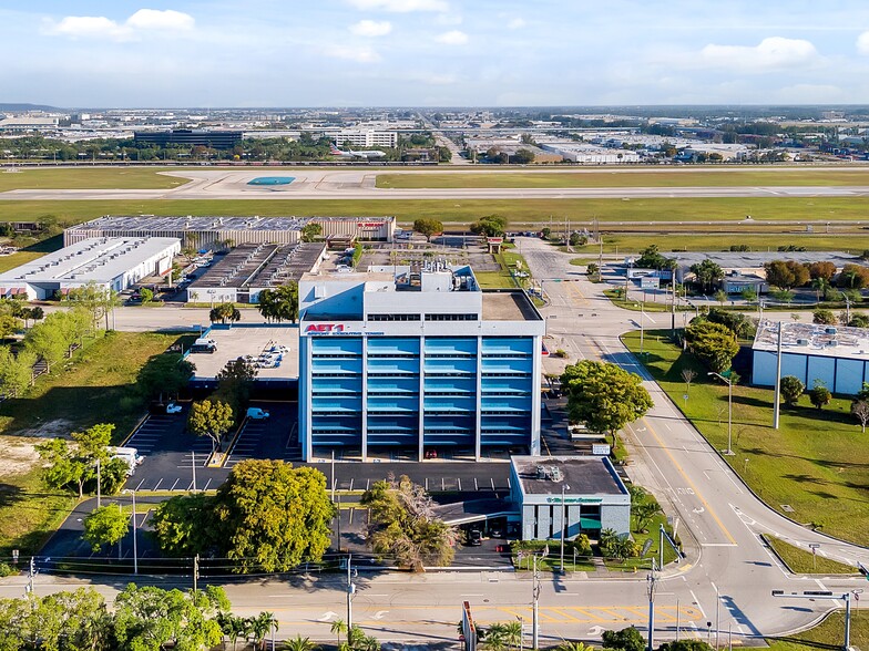 1150 NW 72nd Ave, Miami, FL en alquiler - Foto del edificio - Imagen 2 de 14