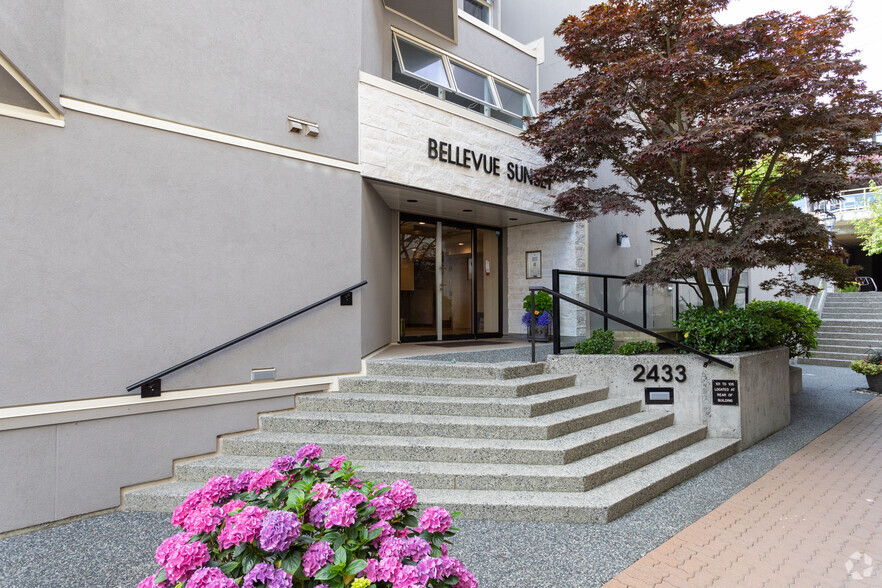 2433 Bellevue Ave, West Vancouver, BC en venta - Foto del edificio - Imagen 2 de 5