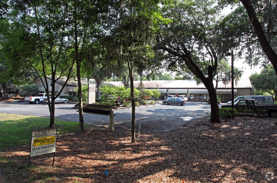 21 Mathews Dr, Hilton Head Island, SC en alquiler - Foto del edificio - Imagen 2 de 14