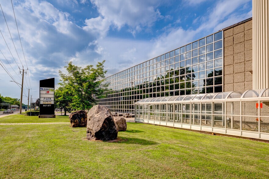 867-877 Boul Jean-Paul-Vincent, Longueuil, QC en alquiler - Foto del edificio - Imagen 2 de 3