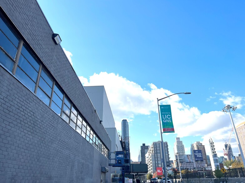 10-40 Borden Ave, Long Island City, NY en alquiler - Foto del edificio - Imagen 2 de 4