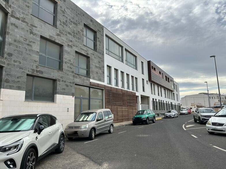 Local en Puerto del Rosario en venta - Foto del edificio - Imagen 3 de 6