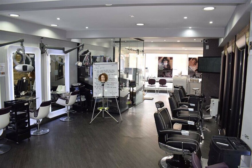 20-22 Forest Rd, Loughton en venta - Foto del edificio - Imagen 3 de 10