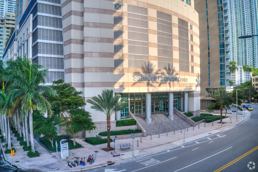 1111 Brickell Ave, Miami, FL en alquiler - Foto del edificio - Imagen 3 de 12