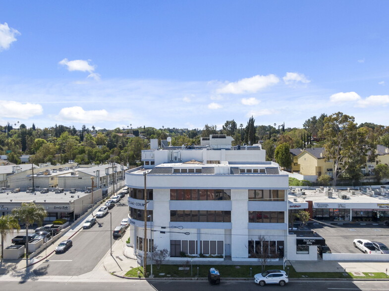 22900 Ventura Blvd, Woodland Hills, CA en alquiler - Foto del edificio - Imagen 2 de 6