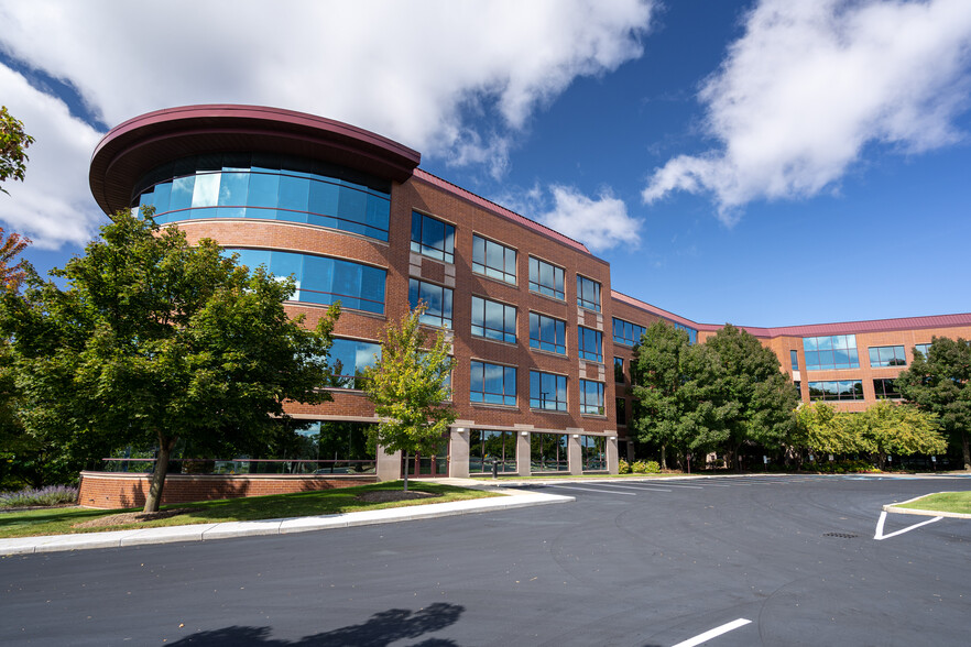 1200 N Mayfair Rd, Wauwatosa, WI en alquiler - Foto del edificio - Imagen 1 de 37