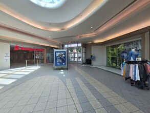 5800 Boul Cavendish, Cote-St-Luc, QC en alquiler Lobby- Imagen 2 de 10