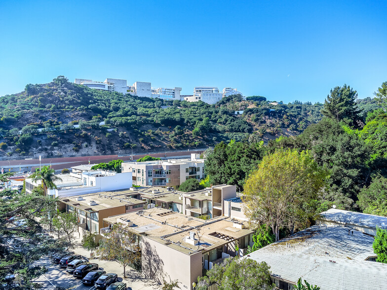 833 Moraga Dr, Los Angeles, CA en venta - Foto del edificio - Imagen 3 de 36