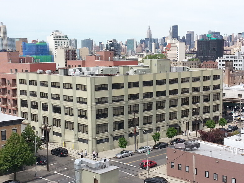 31-10 37th Ave, Long Island City, NY en alquiler - Foto del edificio - Imagen 1 de 1