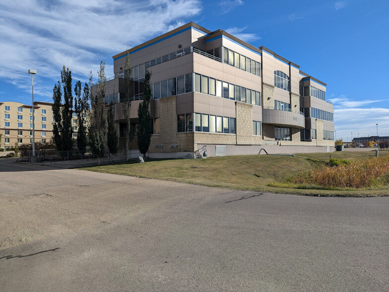 2112 Premier Way, Sherwood Park, AB en venta - Foto del edificio - Imagen 1 de 20