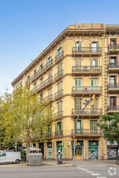 Edificio residencial en Barcelona, Barcelona en venta - Foto del edificio - Imagen 2 de 2