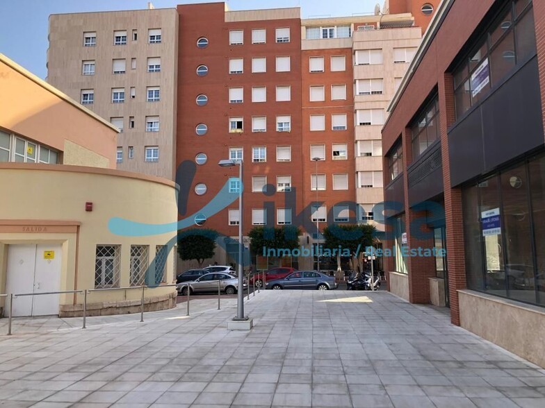 Local en Almería en venta - Foto del edificio - Imagen 3 de 14