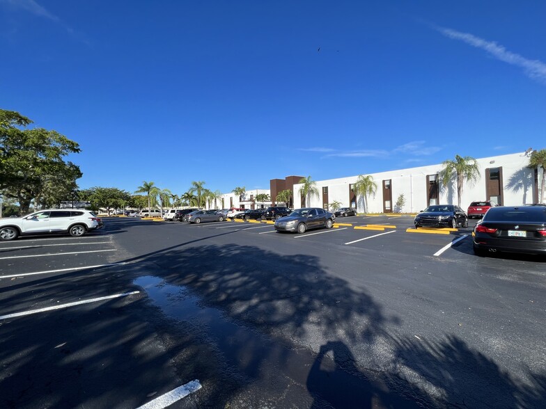 8333 W McNab Rd, Tamarac, FL en alquiler - Foto del edificio - Imagen 3 de 10