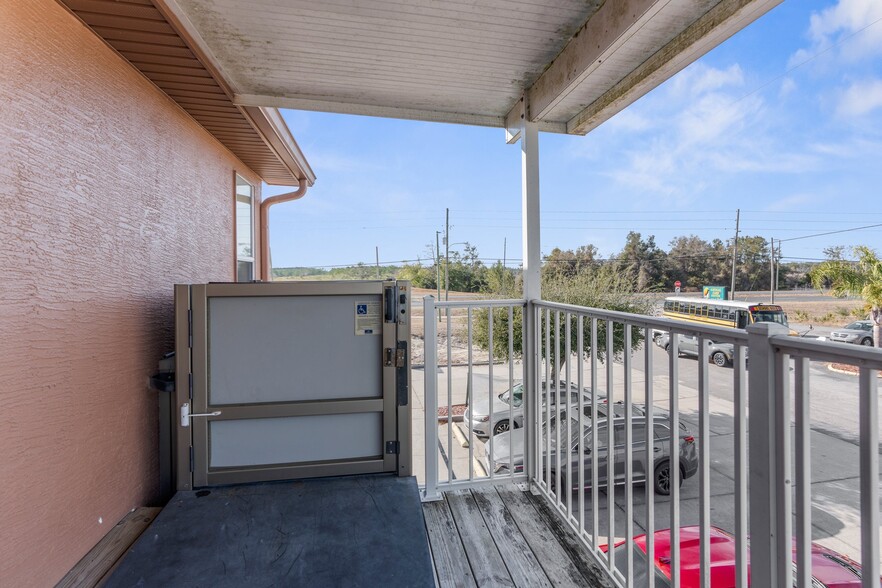 7044 Commercial Way, Weeki Wachee, FL en venta - Foto del edificio - Imagen 2 de 43