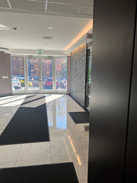 570 Sylvan Ave, Englewood Cliffs, NJ en venta - Lobby - Imagen 3 de 5