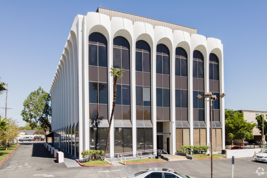 16800 Devonshire St, Granada Hills, CA en alquiler - Foto del edificio - Imagen 1 de 4